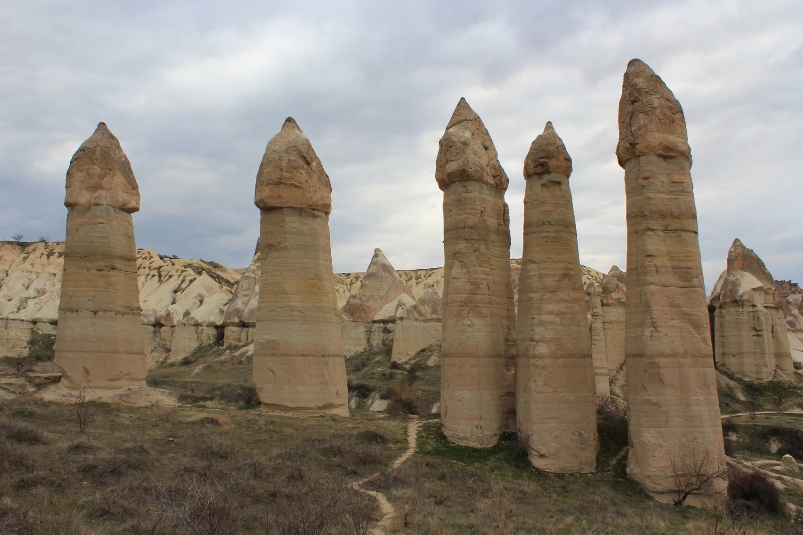 Những cột đá ống khói nàng tiên kỳ vĩ tại Thung lũng Tình Yêu Love Valley Cappadocia
