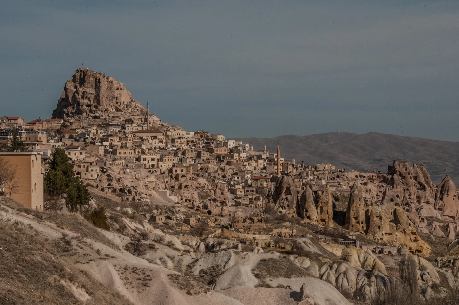 Pháo đài đá Uçhisar sừng sững trên đỉnh cao nhất Cappadocia nhìn xuống thung lũng Pigeon