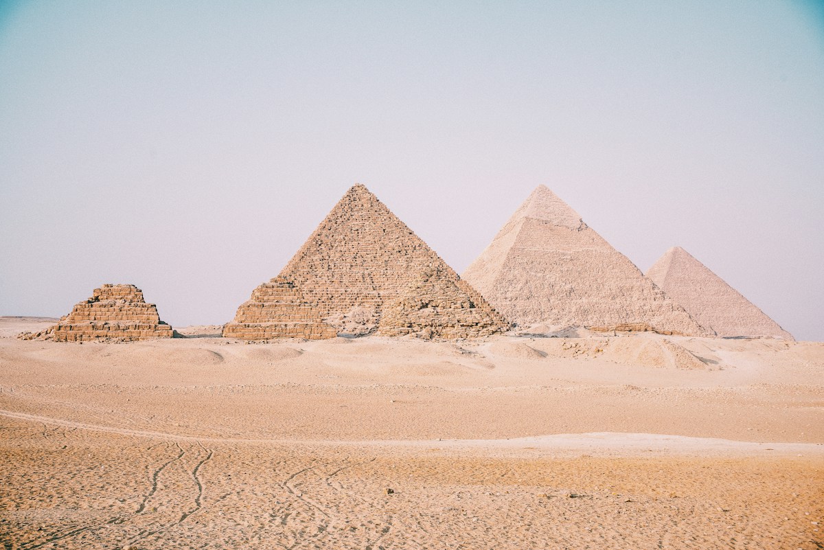 Tượng Nhân Sư Great Sphinx sừng sững canh giữ quần thể Kim Tự Tháp trên cao nguyên Giza