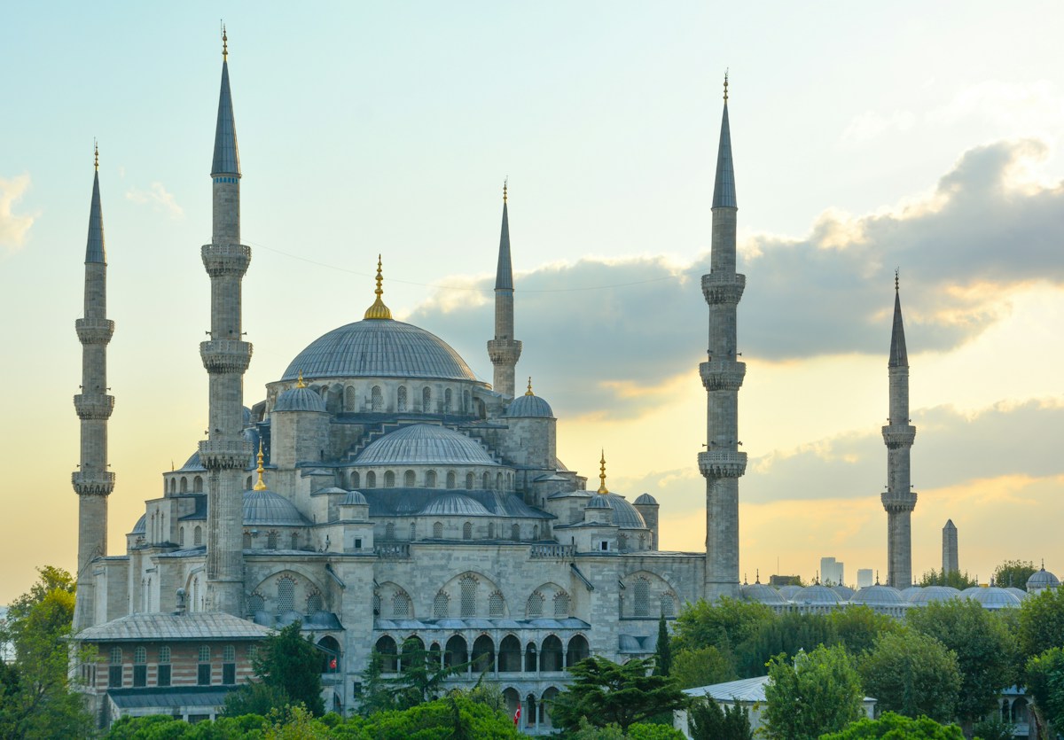 Du thuyền lướt trên eo biển Bosphorus Istanbul lúc hoàng hôn buông xuống chân trời Á Âu