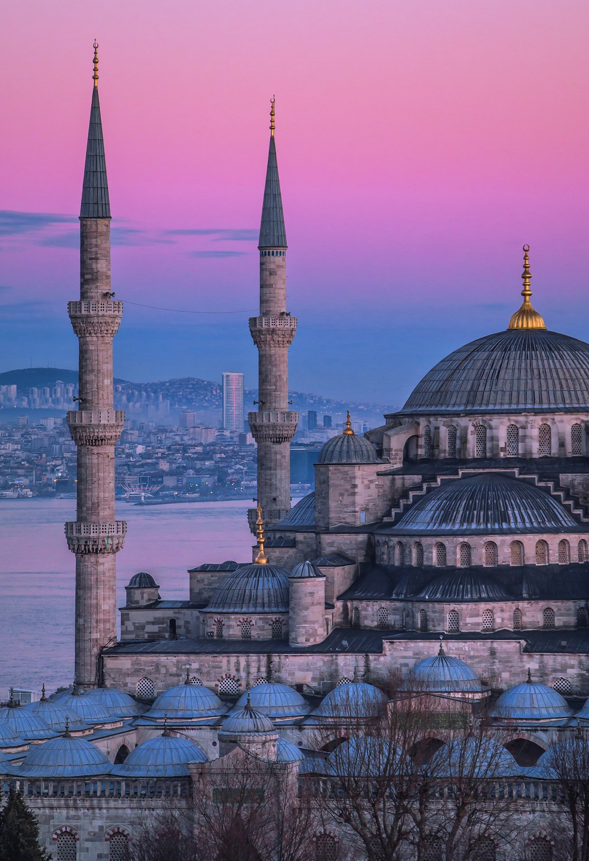 Thánh đường Hồi giáo Xanh Blue Mosque uy nghiêm trong ánh sớm tại quảng trường Sultanahmet Istanbul