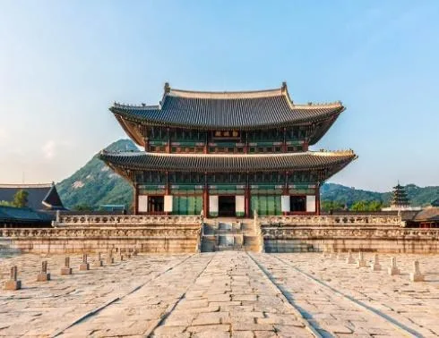 Cung điện Gyeongbokgung cổ kính giữa mùa đông tuyết rơi