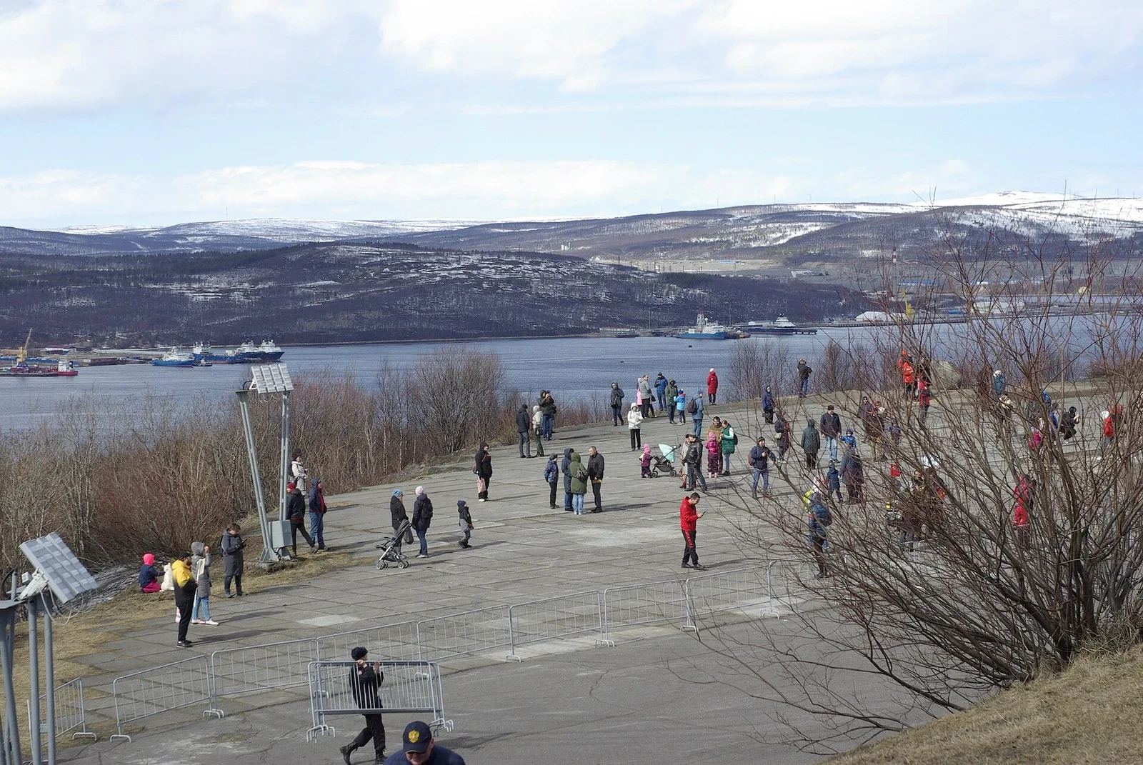Vịnh Kola và đồi trọc nhìn từ đài tưởng niệm ở Murmansk