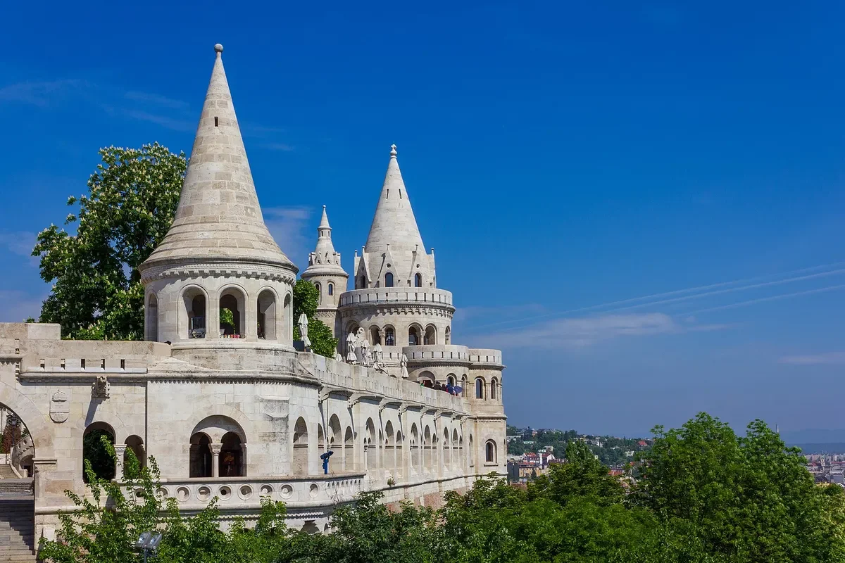 Pháo đài Ngư Dân ở Budapest với các tháp nón đá trắng dưới bầu trời xanh