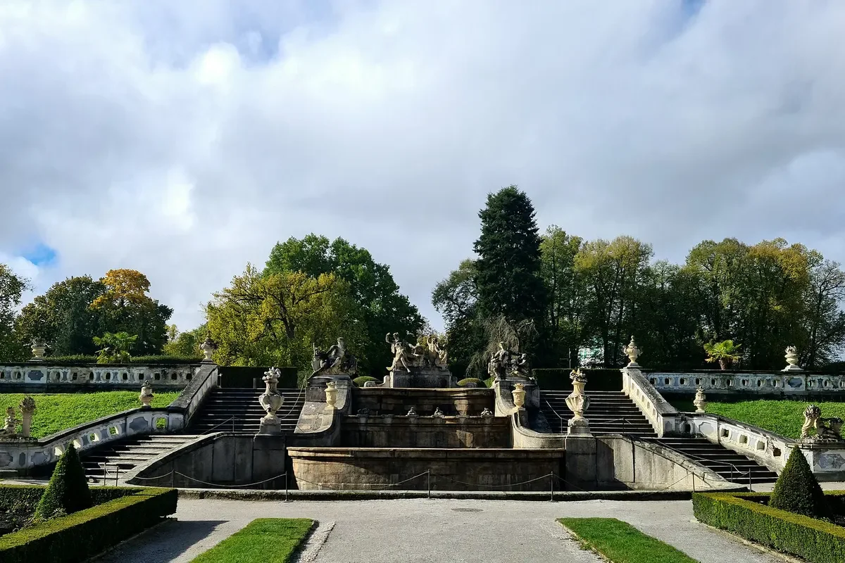 Vườn lâu đài ở Český Krumlov với đài phun nước đá, bậc thang và thảm cỏ cắt gọn
